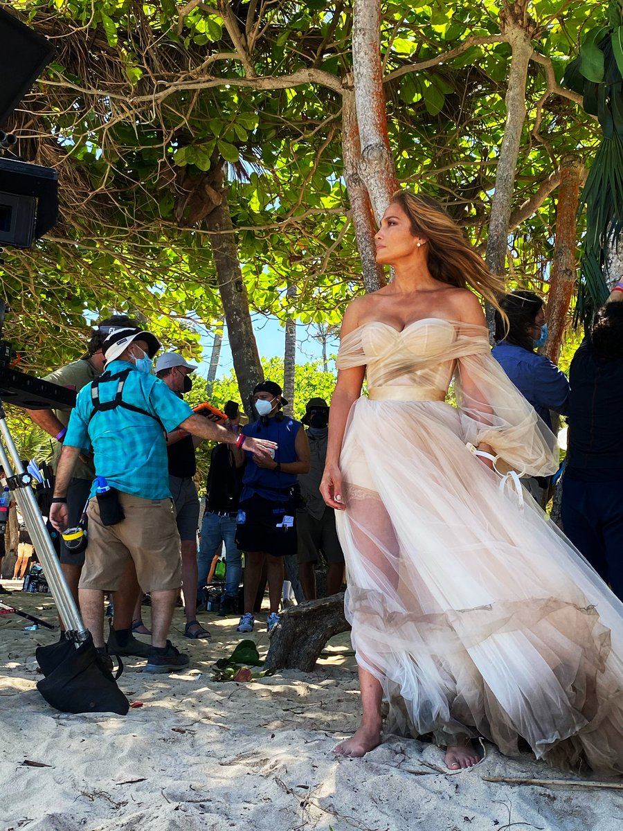 JLo's tweet photo. Eye on the prize. 🌴 🌊 🎥 #ShotgunWedding #MakingMovies #SetLife #ProducerLife #BTS @egt239 https://t.co/o2tNGe62pl
