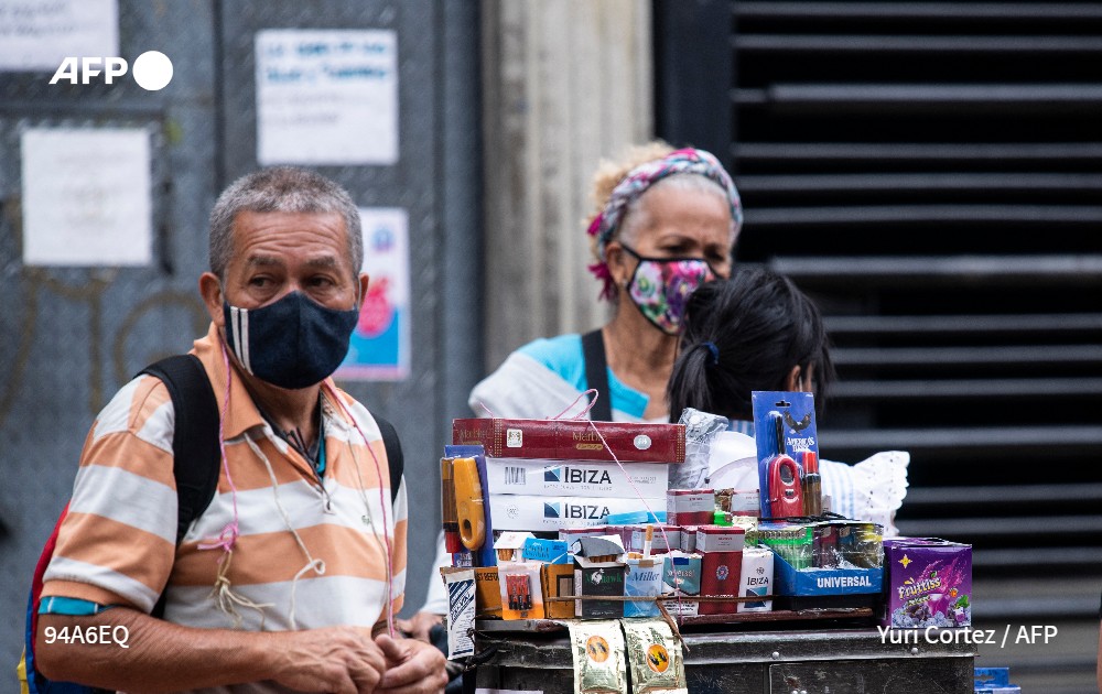 tovarguedez's tweet image. &quot;¡Barato Ibiza, barato!&quot;, grita un hombre en Catia, donde comerciantes informales venden cigarrillos que llegan a una Venezuela en crisis por contrabando y que, por costar menos, invaden el mercado.

Mi nota @AFPespanol➡️ u.afp.com/Ufqi
📷 @YuriYurisky 📹@camillerodrmont
