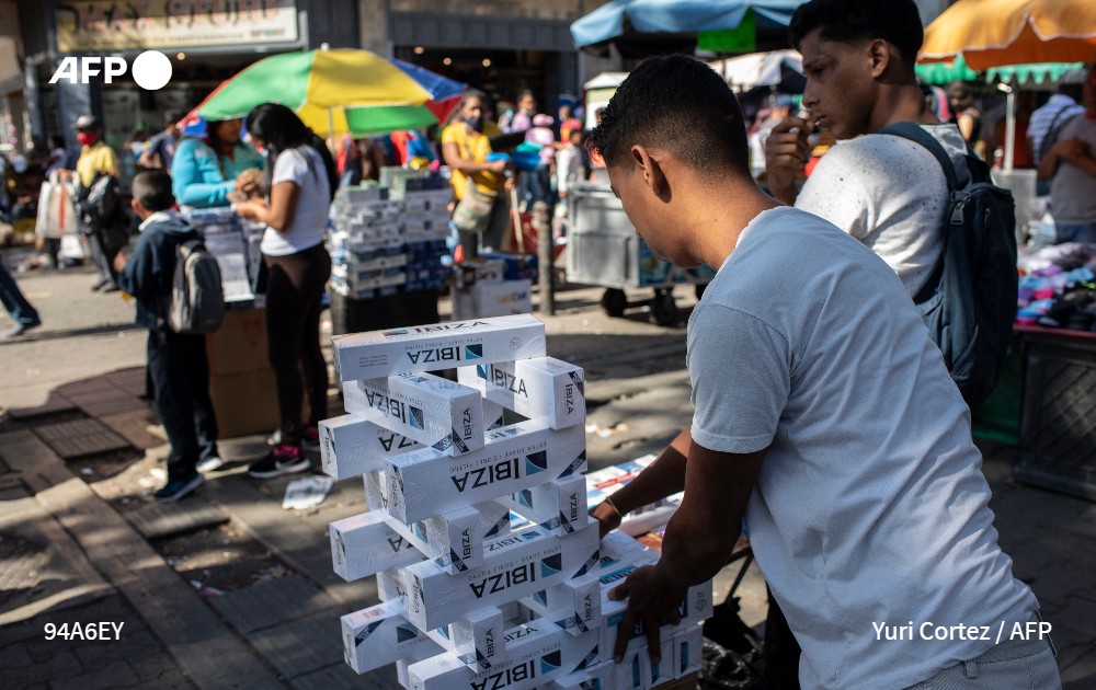 tovarguedez's tweet image. &quot;¡Barato Ibiza, barato!&quot;, grita un hombre en Catia, donde comerciantes informales venden cigarrillos que llegan a una Venezuela en crisis por contrabando y que, por costar menos, invaden el mercado.

Mi nota @AFPespanol➡️ u.afp.com/Ufqi
📷 @YuriYurisky 📹@camillerodrmont