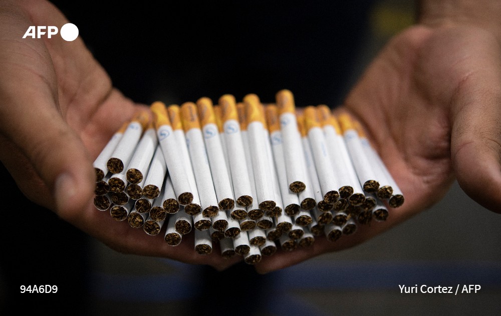 tovarguedez's tweet image. &quot;¡Barato Ibiza, barato!&quot;, grita un hombre en Catia, donde comerciantes informales venden cigarrillos que llegan a una Venezuela en crisis por contrabando y que, por costar menos, invaden el mercado.

Mi nota @AFPespanol➡️ u.afp.com/Ufqi
📷 @YuriYurisky 📹@camillerodrmont