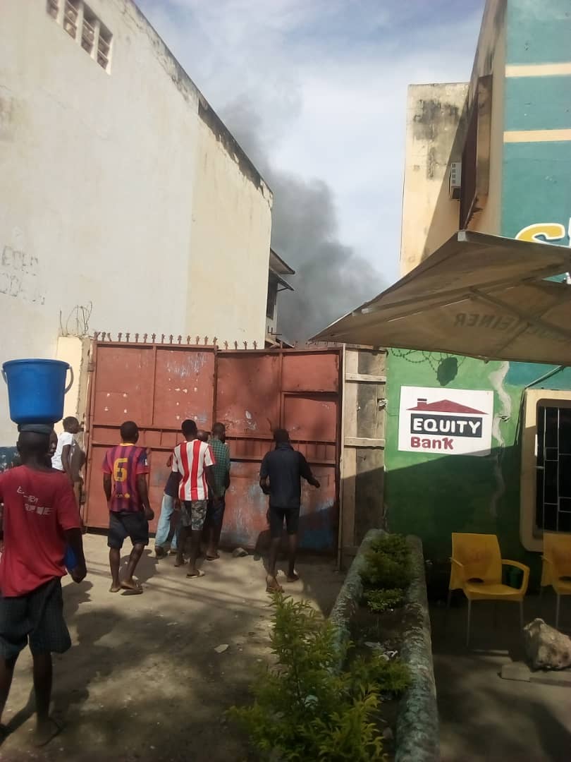 barickbuema's tweet photo. Entrepôts #Soforma en feu à #Boma au KC. "Le seul véhicule anti-incendie de la ville en panne, celui de #Kuntuala à la ressource. Policiers et militaires mobilisés. D'importants dégâts matériels. Pas de perte en vies humaines", dit, Marie-José #Niongo, maire de la ville.
#RDC https://t.co/bG0gEcK76l