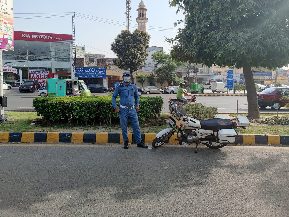 tahiriqbal's tweet photo. This is a crime in #Pakistan, but in rest of the world, it's invention for transporting bikes. Our traffic wardens make up laws at run time. Shameful training, behavior, and attitude. @xeeshanmkhan

@DCLahore @CcpoLahore @ctplahore @lahorewardens https://t.co/3Iul0q7vzI