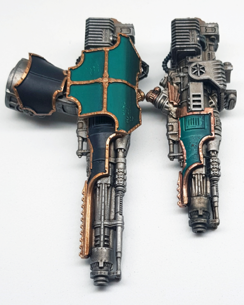 Been having fun making more titan weapons. The plastic tubing arrived so made a missile arm, and figured I should do something with all these spare volcano cannons, so made a cut down shoulder one. #WarhammerCommunity #adeptustitanicus