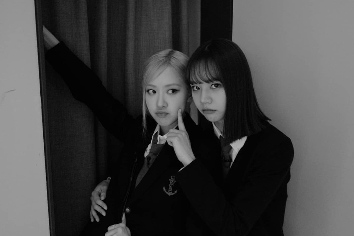 blackpinkbabo's tweet photo. Rosé and Hyeri, besties! 🤍 @Blackpink https://t.co/BDO6EK7n6D