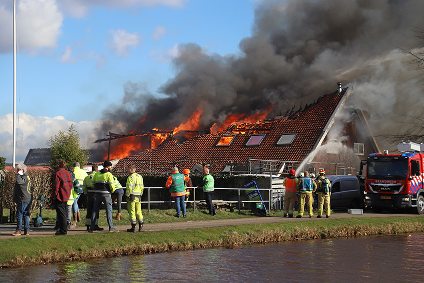 Uitslaande brand verwoest loods en woning in Kiel Windeweer..