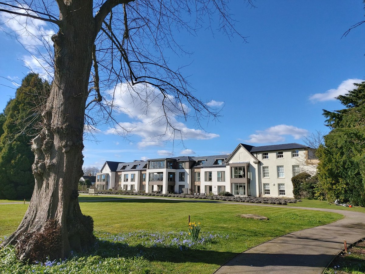 Enjoying the beautiful sunshine with mum this afternoon. The gardens at #GracewellofBookham are looking splendid! What a fabulous care setting❤ Thank you <a href="/GracewellHealth/">Gracewell Healthcare</a> @VickyRadmore #FridayFeeling #gardening #flowers #dementia