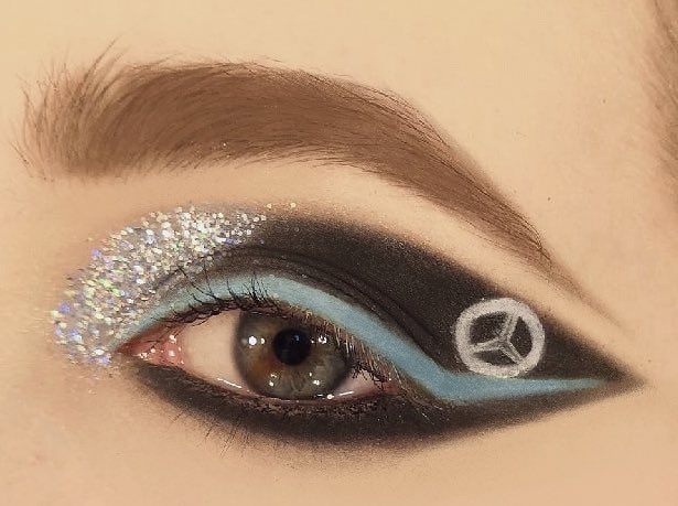pickassoh's tweet photo. DTS 3 day and I decided that this is a nice day to do another f1 grid inspired makeup! @MercedesAMGF1 gave me a lot of trouble to recreate this neon tiffany colour, but I tried my best and it seems not so bad ! 😎🖤 

#f1 #f1inspired #MercedesAMGF1 #Mercedes #eyemakeup #makeup https://t.co/5E23eDEx6P