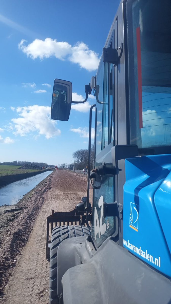 KAvanDaalenZn's tweet photo. Mooie plaatjes van onze #Ahlmann AZ150 en AZ95. 
Deze allround machines zijn bij elk werk in de GWW een toegevoegde waarde 💪 
#mooiwerk https://t.co/oeh3KBHLHz
