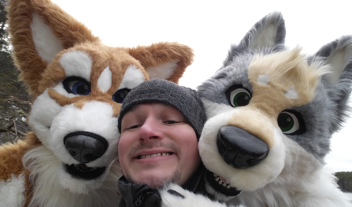 Fusselschwarm's tweet photo. Have some grinning buddies for #FursuitFriday!😁

This is me with @FJWerewolf and @RemusFur five years ago during #NFC2016. #HappierTimes

BTW: You´ll find me this weekend on the Discord server of the @NordicFuzzCon again (https://t.co/FENfZLcDqx). #NFCatHome https://t.co/THh67MozpD