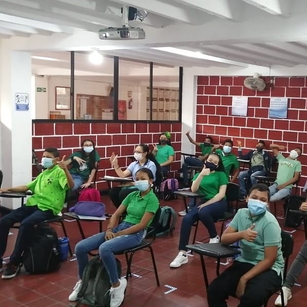 ColSantaFe15's tweet photo. Todo el mundo es irlandés el día de San Patricio, por eso usamos algo verde para demostrarlo. Happy St. Patrick's day!!! #Excelenciaeducativa #EnglishTeam #Suerte #Lucky #Patrick'sday #Colsafe2021 https://t.co/qOyB4oBXfw
