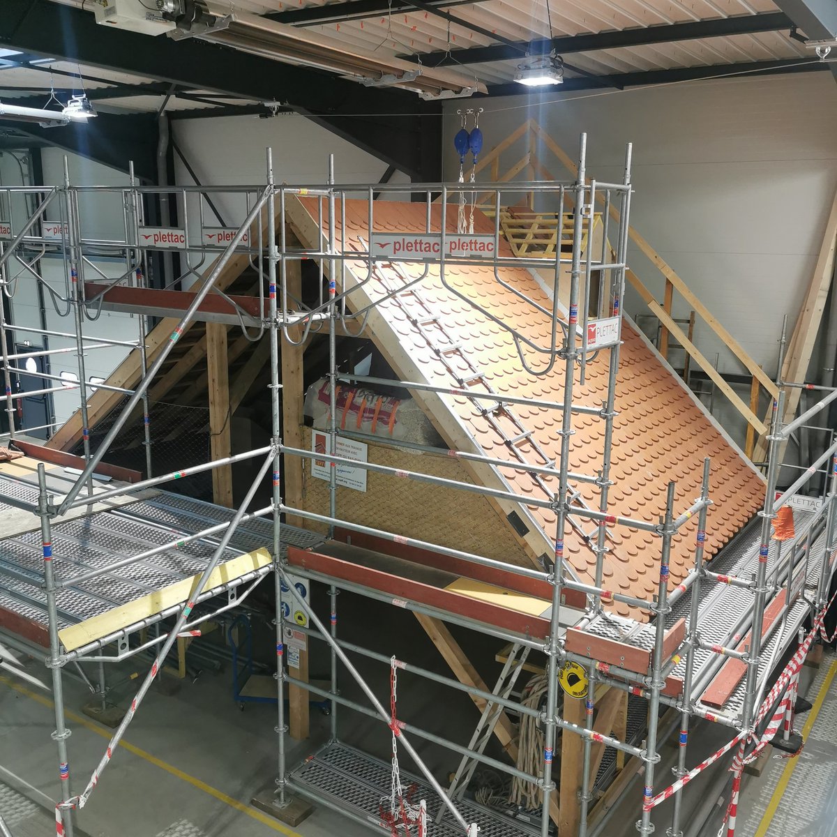 🤝 Rencontre avec l'entreprise FORMDETOIT  sur l'aspect de la formation de couvreur zingueur 🏘️ à Eschau

#DacipStrasbourg
#GrandirFaireGrandir
#partenaire