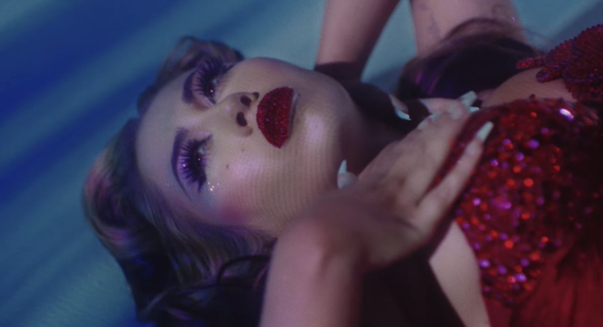 MTV's tweet photo. BEFORE watching               AFTER watching 
@KALIUCHIS'                     @KALIUCHIS'
video for #telepatía:          video for #telepatía: https://t.co/bvVBJqTPL7