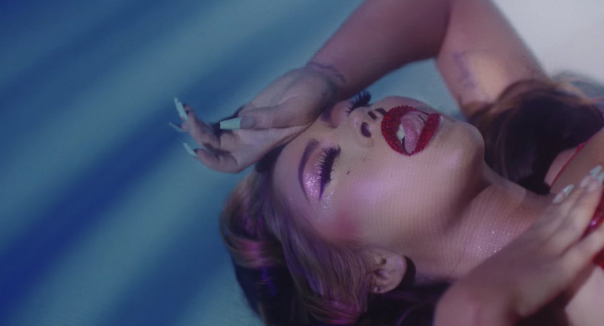 MTV's tweet photo. BEFORE watching               AFTER watching 
@KALIUCHIS'                     @KALIUCHIS'
video for #telepatía:          video for #telepatía: https://t.co/bvVBJqTPL7
