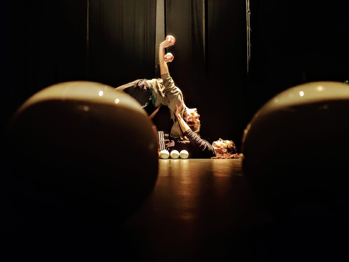 Podéis disfrutar de Play Nice en Streaming.
Hoy a las 19:30h
culturaendirectotetuan.es/eduardo-urculo…
#circo #cultura #madrid #tetuan #juggling
<a href="/JMDTetuan/">Distrito de Tetuán</a> <a href="/Madrid_Cultura/">Madrid Cultura</a> @ALCBDS_Cultura <a href="/RosarioTamayoCS/">Rosario Tamayo Lorenzo</a> <a href="/CulturaCMadrid/">Cultura▪️Comunidad de Madrid</a> <a href="/ALCBDS_Asociaci/">ALCBDS_Asociaciones</a> <a href="/CJAlcobendas/">CJAlcobendas</a> @asojuvenil3c