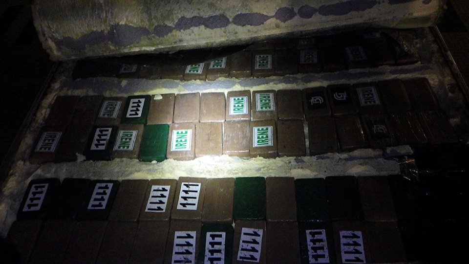 Tijdens een controle op 27 december jl. heeft <a href="/Douane/">Douane</a> 130 kilo cocaïne aangetroffen. Vanwege het onderzoeksbelang is deze vondst niet eerder openbaar gemaakt. Omdat er op dit moment mogelijk sprake is van gevaar voor personen maakt het OM de vangst bekend. om.nl/onderwerpen/ha…