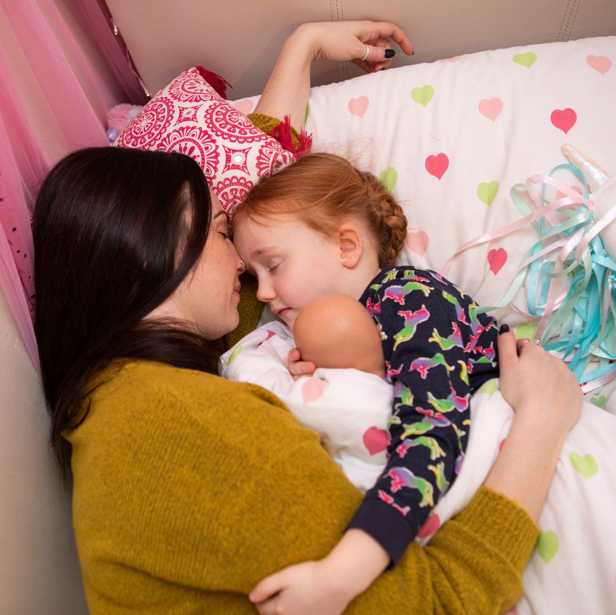 Faint o gwsg sydd ei angen ar dy blentyn? 😴

Mae pob plentyn yn wahanol, felly does dim cyfanswm pendant o gwsg. Ond mae faint sy’n cael ei argymell, a phryd, yn newid wrth iddyn nhw fynd yn hŷn.

#WorldSleepDay #ClwbLlyfrauCynCysgu