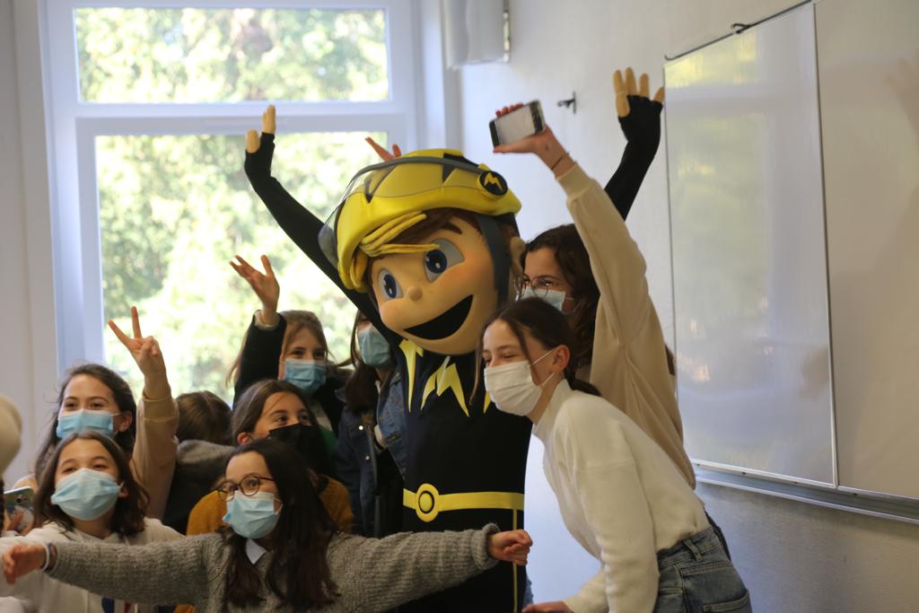 ✒ Aujourd'hui, 26.000 élèves des écoles et collèges situés sur le parcours du #TDF2021 ont planché sur la dictée du Tour. 

🤩 Les meilleurs élèves pourront découvrir les coulisses du Tour de France cet été !

🙏 De très nombreuses personnalités ont participé. Merci à tous !