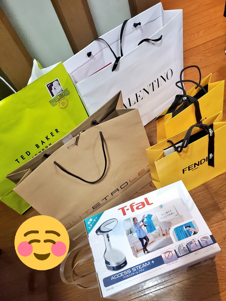 あみゃみゃ この間の御殿場アウトレット 爆買いしてたらetroがお荷物お預かりしておきますよ って全部預かってくれた こういう気遣いあったらまた買っちゃう Etroで買ったお洋服可愛い