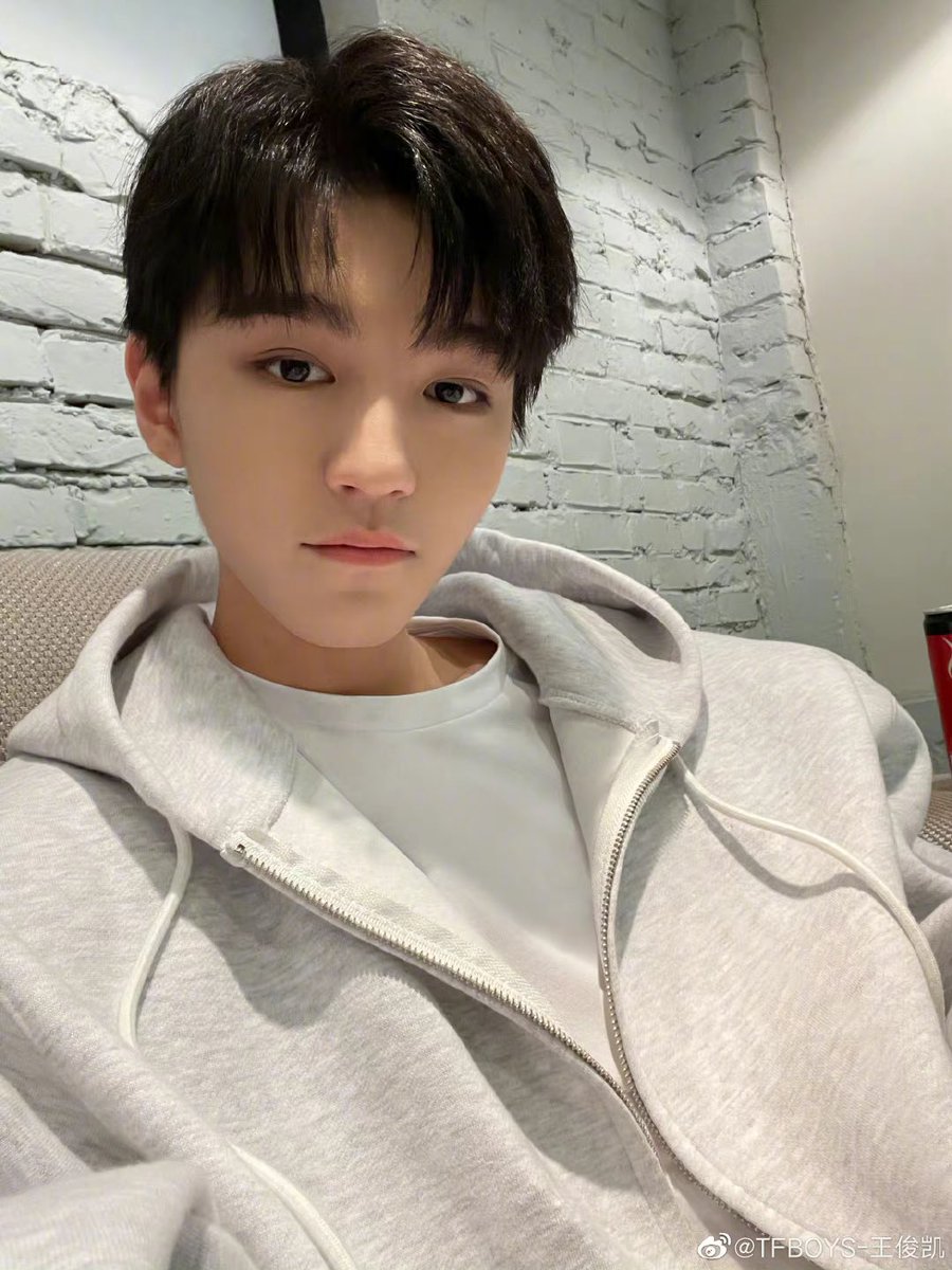 _kkkwang2's tweet photo. 自撮り可愛いよᐡඉ́  ̫ ඉ̀ᐡ

#TFBOYS #王俊凯 #WangJunKai #KarryWang https://t.co/Q1W8Y6W7RE