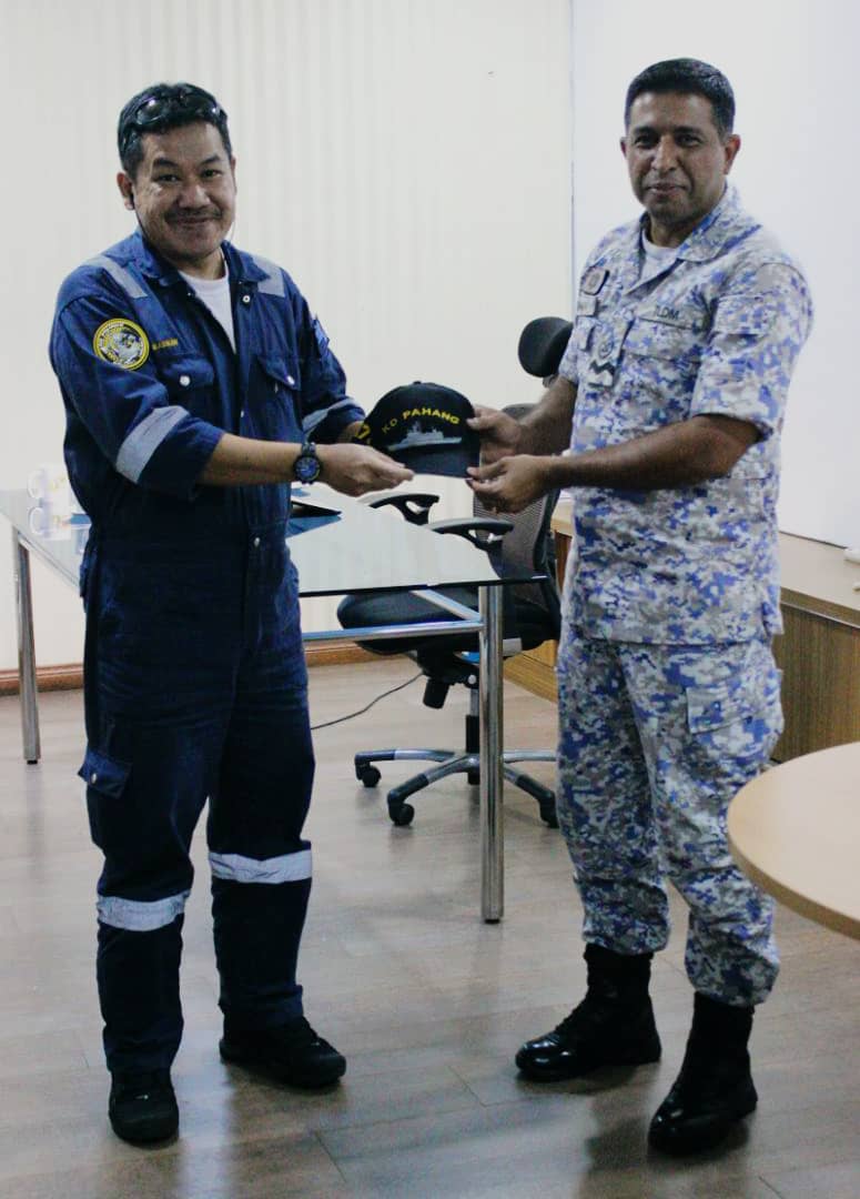 KD PAHANG (@kd_pahang) on Twitter photo Interaksi PWM <a href="/m_khan1897/">M.Khan</a> bersama krew <a href="/KD_PAHANG/">KD PAHANG</a>. Berkongsi ilmu & pengalaman, menekankan isu kebajikan, penyalahgunaan dadah,displin, THTC & kesihatan.
#Kebajikan
#NavyPeople
<a href="/tldm_rasmi/">Royal Malaysian Navy</a>
<a href="/MPA_Barat/">HQ Western Fleet</a>
<a href="/Mawilla_1/">MAWILLA 1</a>
<a href="/reza_azeranil63/">reza</a>
@pulendren
@PM_KD_Pahang
<a href="/PWTL_MuhdEizad/">MANTAN WO-N Eizad</a> Interaksi PWM <a href="/m_khan1897/">M.Khan</a> bersama krew <a href="/KD_PAHANG/">KD PAHANG</a>. Berkongsi ilmu & pengalaman, menekankan isu kebajikan, penyalahgunaan dadah,displin, THTC & kesihatan.
#Kebajikan
#NavyPeople
<a href="/tldm_rasmi/">Royal Malaysian Navy</a>
<a href="/MPA_Barat/">HQ Western Fleet</a>
<a href="/Mawilla_1/">MAWILLA 1</a>
<a href="/reza_azeranil63/">reza</a>
@pulendren
@PM_KD_Pahang
<a href="/PWTL_MuhdEizad/">MANTAN WO-N Eizad</a>