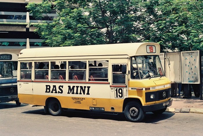NikYahya2's tweet photo. KENANGAN BAS MINI...Warga kota yg lebih tua dan sebaya saya menganggap bas ini suatu rahmat. Jln sesakpun, kami sempat punch card sebelum jam 8am. Saya pernah tinggal di Sg Way no 33. Jalan Gurney no 20.Beroperasi 1975 &amp; berhenti pd 1998! Ingat tak? https://t.co/o6KNPYnvxL