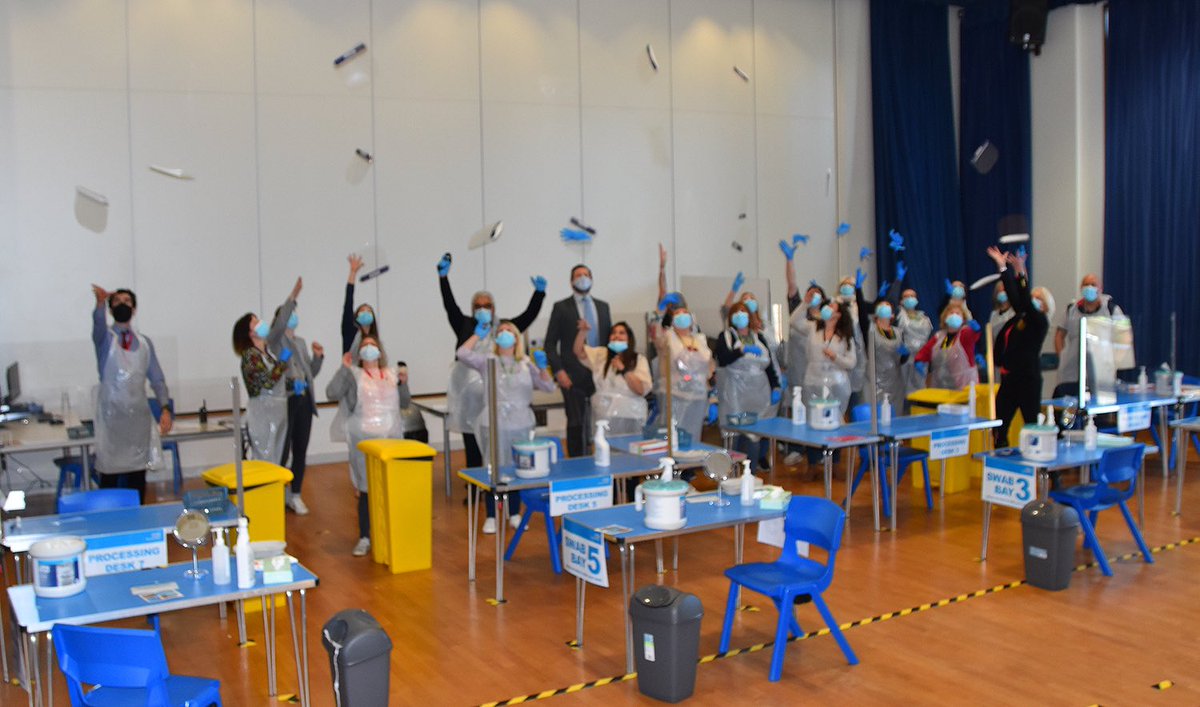 DrapersPrincipl's tweet image. #masstesting done!!! I couldn’t be more proud than I am of our team of @Drapersacademy testers!  Hero’s protecting the school community.  Over 3200 tests completed and only 5 positive cases, with no positives on test 3.  #schoolsreopeninguk