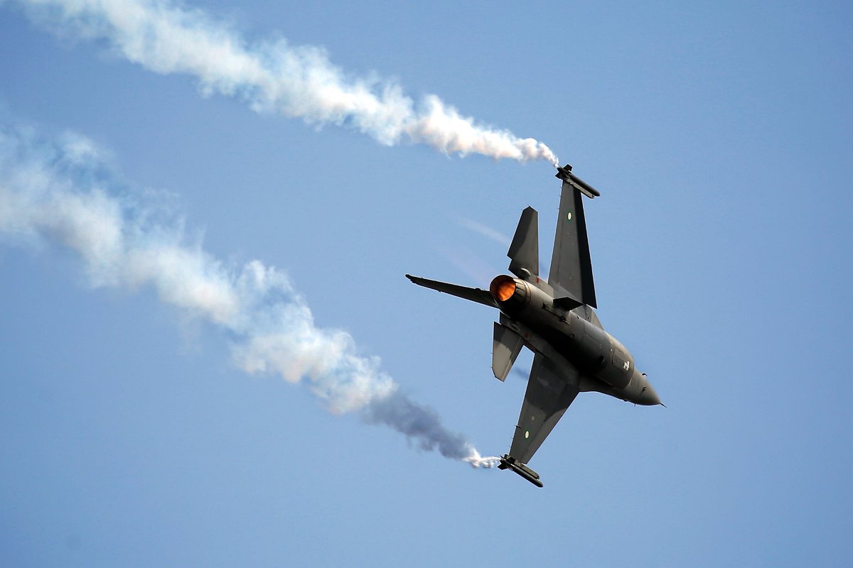 imaadali87's tweet photo. Wings over Islamabad.

#pakistandayparade
#F16 
#aerobatics https://t.co/KwCaXqckTs