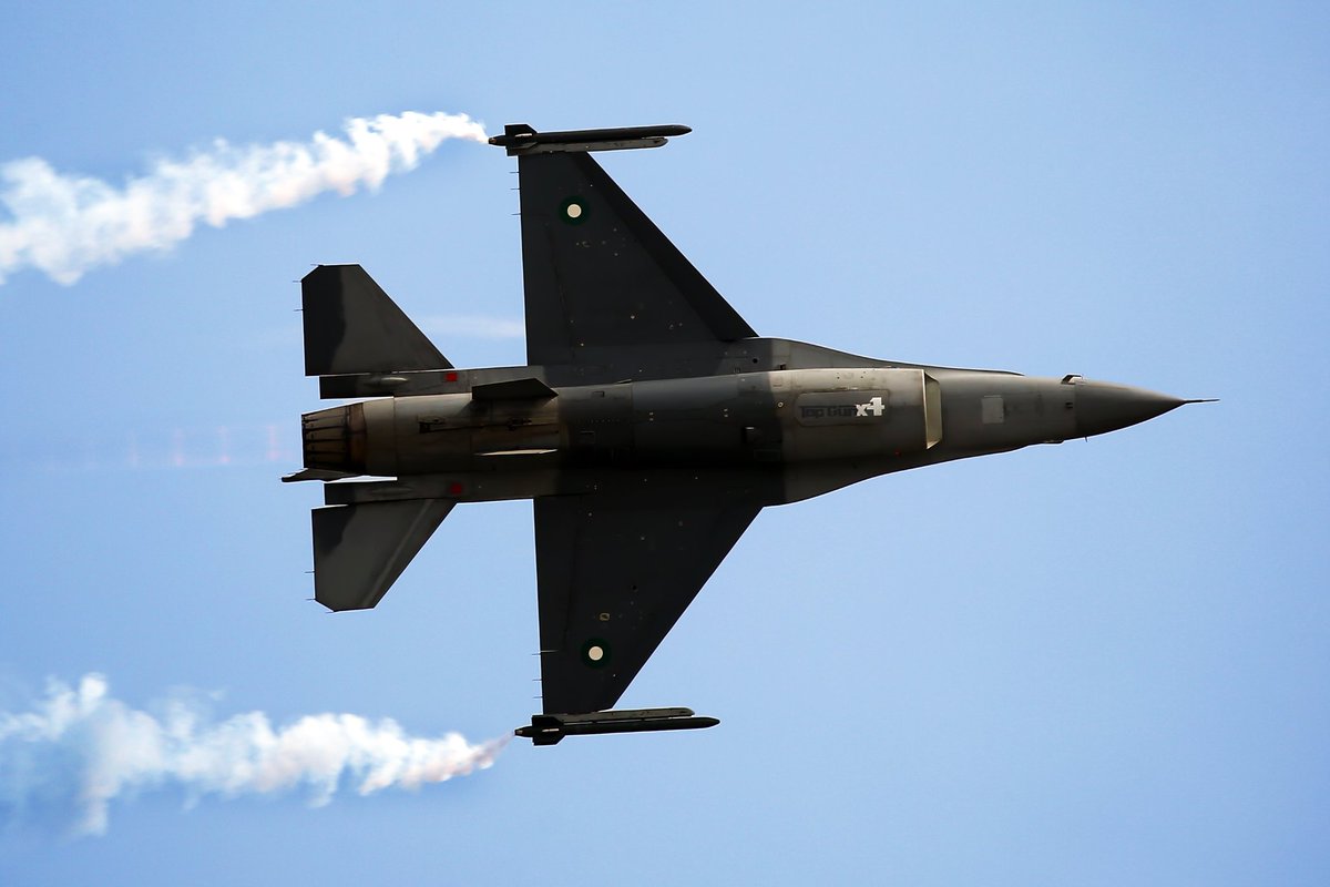 Wings over Islamabad.

#pakistandayparade
#F16 
#aerobatics