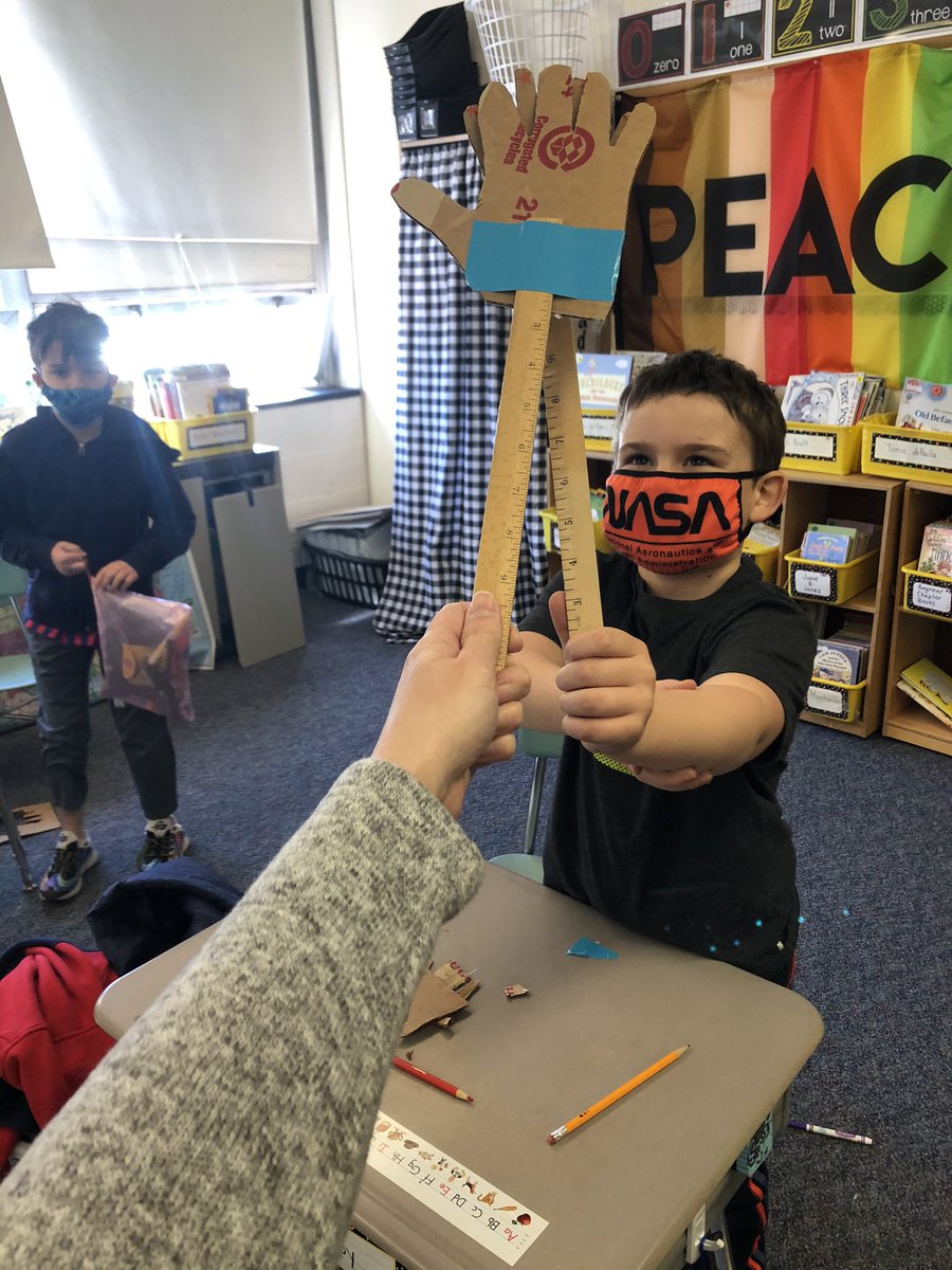 MrsC1stGrade's tweet photo. We found another way to celebrate each other while staying safe! #cardboardhighfive @cardboardteach https://t.co/O8PvN1Jo4R
