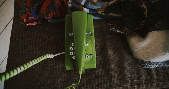 The third character in ‘IT’S NOT THE END OF THE WORLD’ is surely this bright green phone that winds its way into every moment of the film. Babs’ only true (living 🐱) companion! Watch  until Sunday at #liftoffsessions! Link in bio!