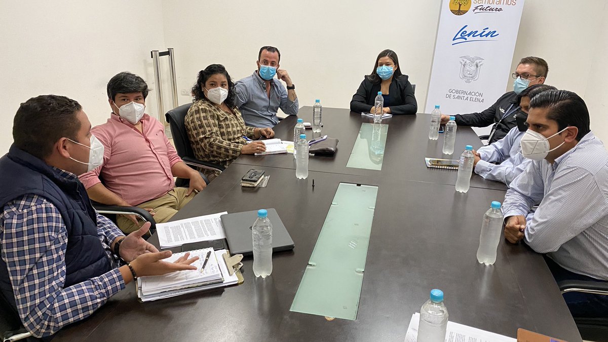 Se desarrolla sesión de trabajo interinstitucional con la presencia de la Gobernadora <a href="/DatzaniaVillao/">Datzania Villao B.</a>, con el fin de tratar temas relacionados con los comerciantes de uvas 🍇 en la vía Guayaquil - Salinas.