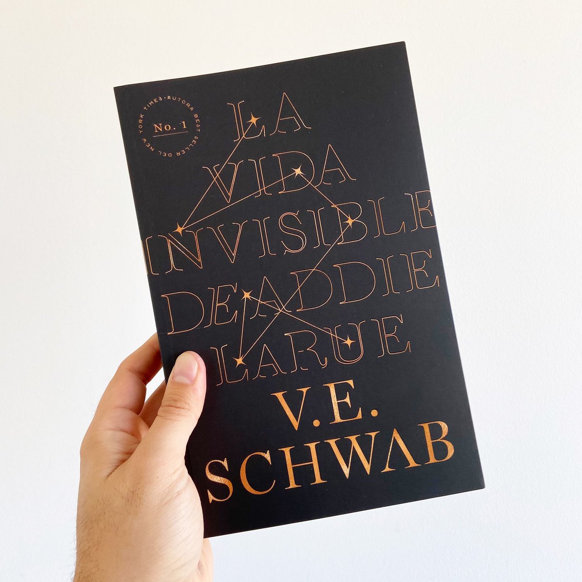 Urano_Chile's tweet photo. Después de estar unos días agotado, ya volvió #LaVidaInvisibleDeAddieLaRue, de @veschwab a librerías 😍. ¿Qué estás esperando para disfrutar el libro del momento? #TeRecuerdoAddie ✨ https://t.co/BfNlfHENG9