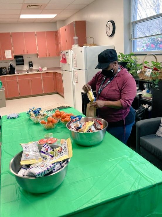 TimberDriveES's tweet photo. Thank you PTA for treating us to lunch today! #bethePACKleader https://t.co/8kzO9Wof7t