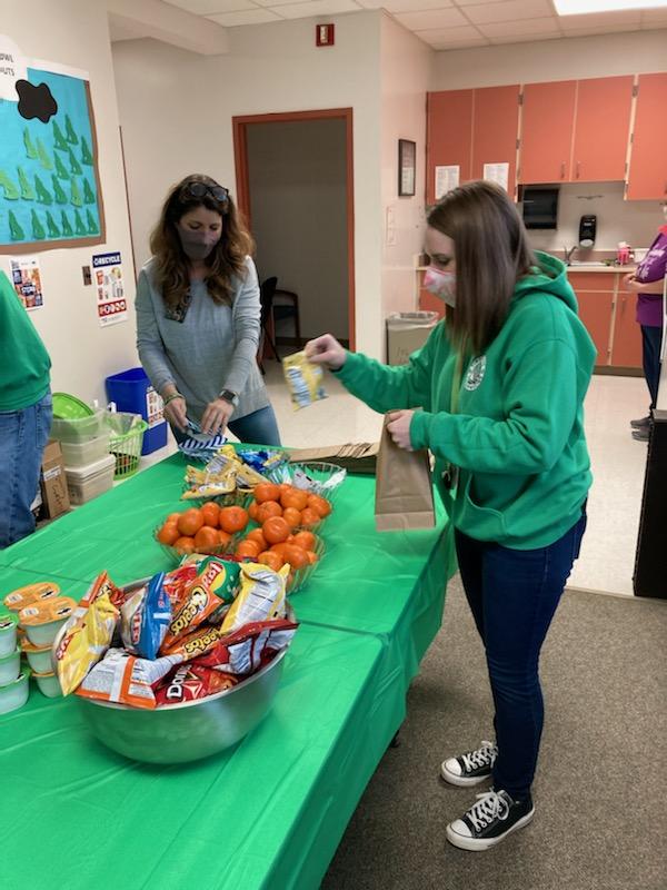 TimberDriveES's tweet photo. Thank you PTA for treating us to lunch today! #bethePACKleader https://t.co/8kzO9Wof7t