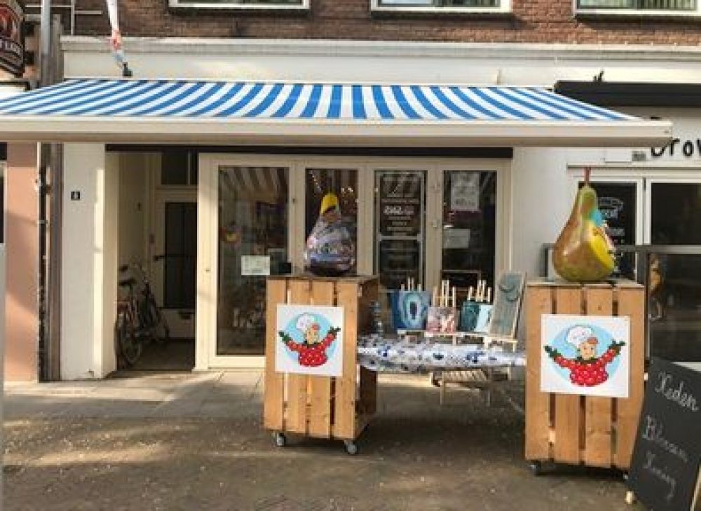 TielTipTop's tweet photo. Vanmiddag hebben we bij Souvenir Shop Margot een afhaalpunt ingericht voor de #TielTipTop Opruimpakketjes! 

Hier kan u de komende tijd onze opruimpakketjes ophalen zodat Tiel er tiptop bij komt te liggen. Dinsdag t/m zaterdag geopend van 9-17uur aan de Hoogeindsestraat 8. https://t.co/zfbrjQZksC
