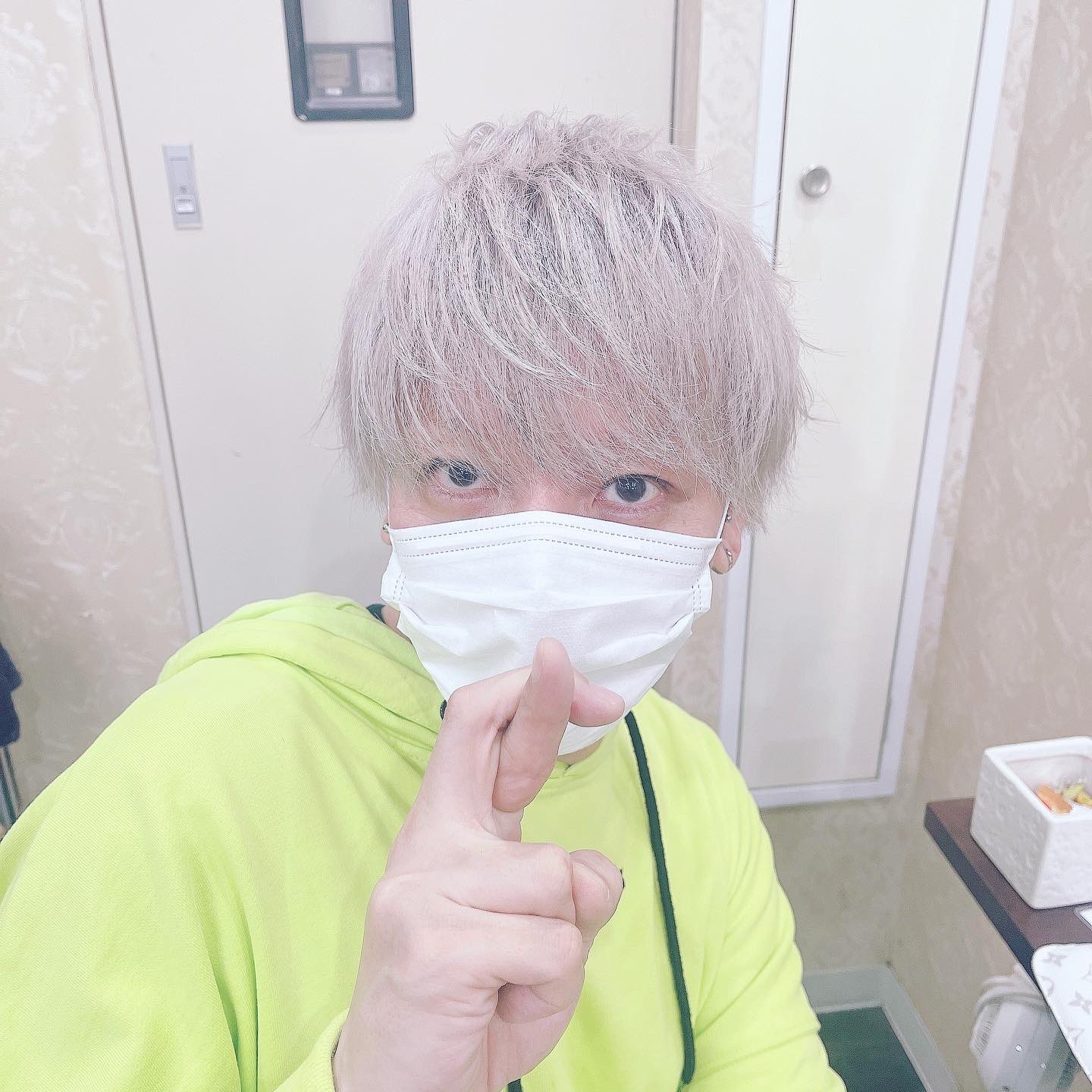 いおりん 美容院大宮 よっちに呪術廻戦五条悟にしてぇー笑笑まぢ安いからみんなおすすめだよん ブリーチ カット カラー セット全て込みで 値段は秘密 艸 美容院 シルバーヘア ブリーチ ヘアカラー カット ヘアメイク 呪術廻戦 五条悟