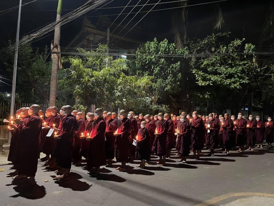 Monks in Amarapura Maha Gandhara Temple pray for peace and democracy.
R2P NOW
#WhatsHappeningInMyanmar
#Mar19Coup