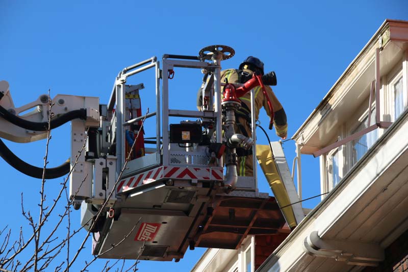 NU ONLINE: Loshangend zonnescherm verwijderd door brandweer Soendastraat Delft..