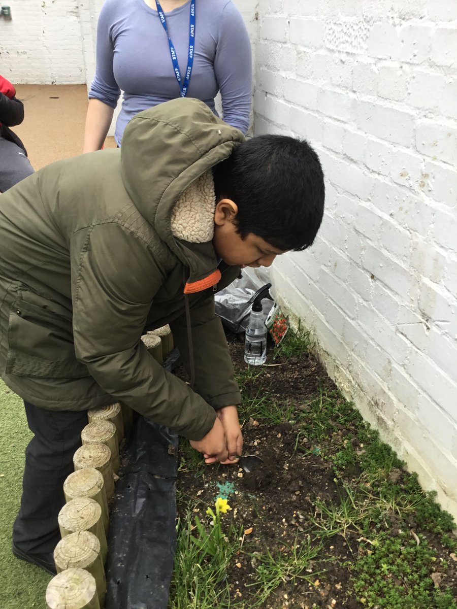 BeyondAutismUK's tweet photo. This week our school pupils have been getting green fingered. Inside and out, pupils they have been planting seeds ready for the sun to (hopefully) come out ☀🌼 https://t.co/TG7iKpsQlT