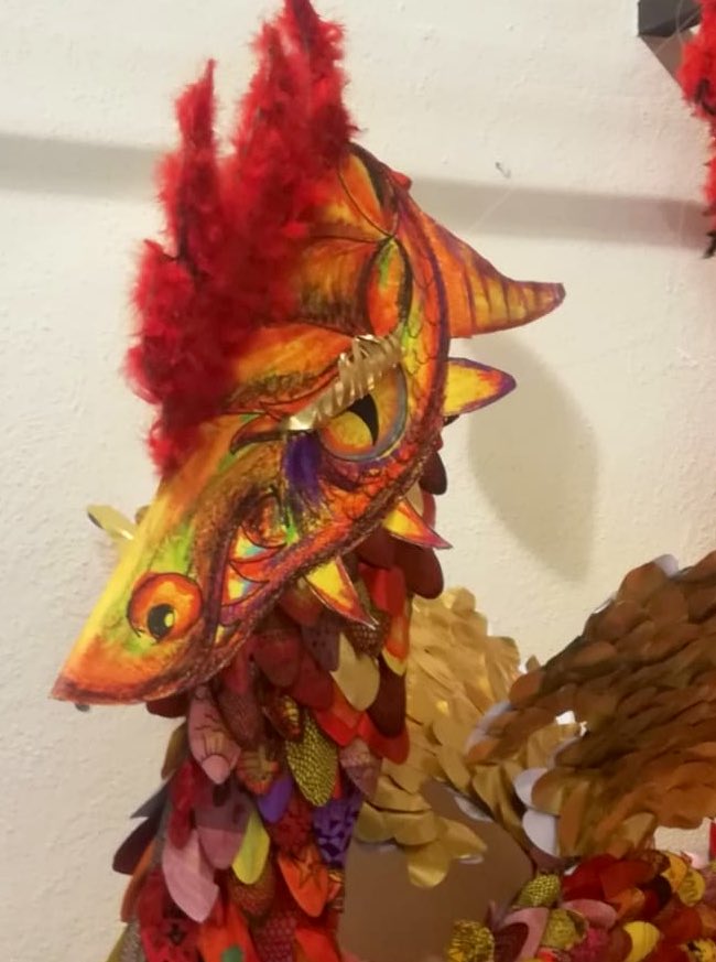 Patrimonio_And's tweet image. Alumnado de la Escuela ha realizado once dragones que ha intervenido alumnado de Centros de Infantil y Primaria. Los dragones se exponen junto con documentación histórica y manuscritos sobre lagartos y dragones en la ciudad de Jaén del Archivo Histórico Provincial  @CulturaAND