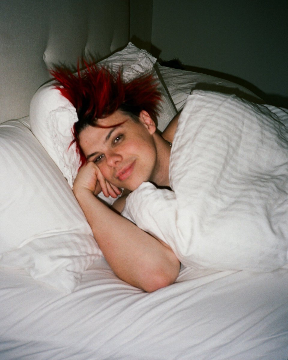 yungblud's tweet photo. fuck off , im in bed ... 🖤🖤🖤 https://t.co/zkzpVyxglC