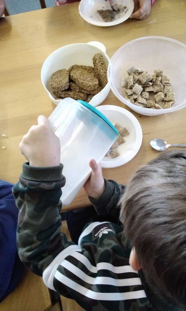 EarlyBincombe's tweet photo. #Nursery #breakfastsnack #independence #choices Thank you @magic_breakfast #TeamEarlyChildhood @EYFSMillie @EmmaMorris1180 https://t.co/vfGYLb3THe