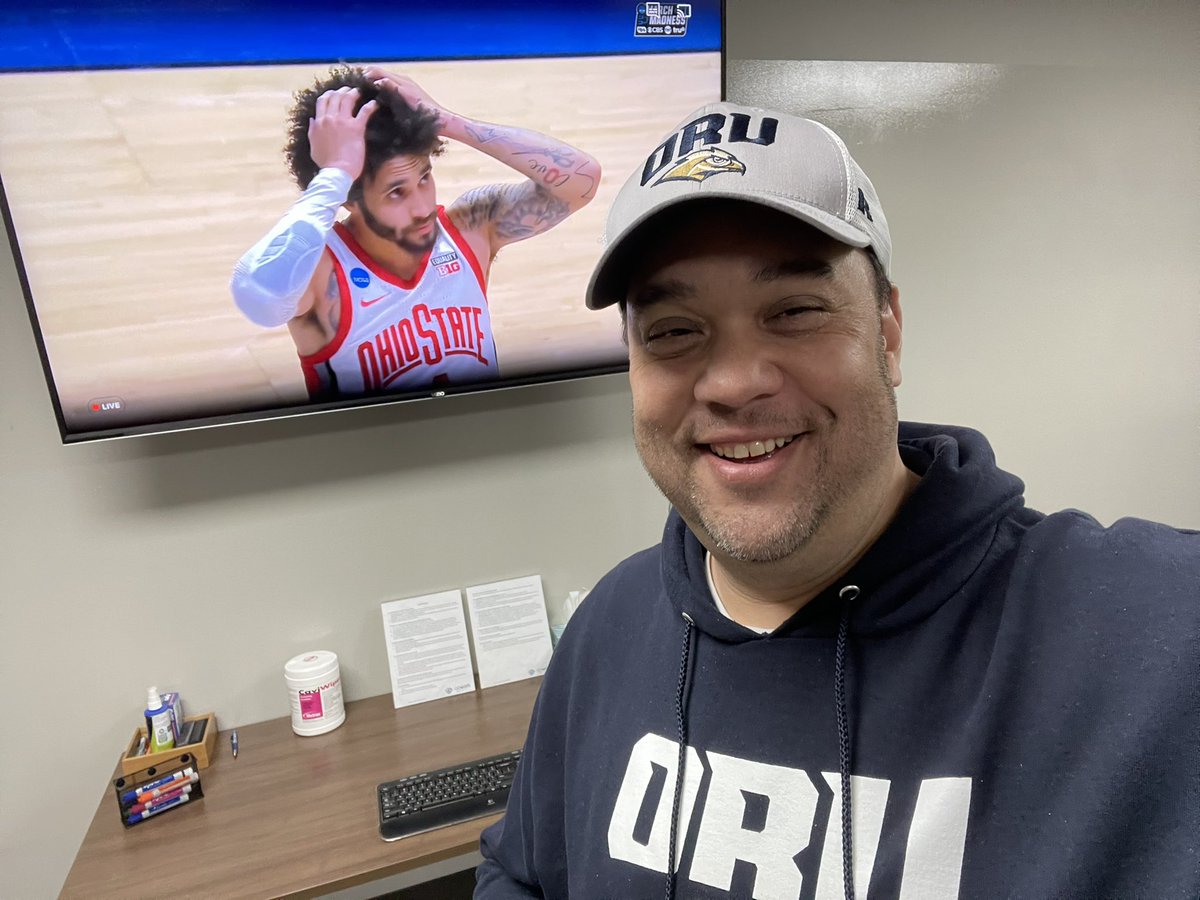 semerine's tweet photo. Yes!  Golden Eagles.  @OralRobertsU  @ORUMBB #ExpectaMiracle https://t.co/DtDocxqX9d