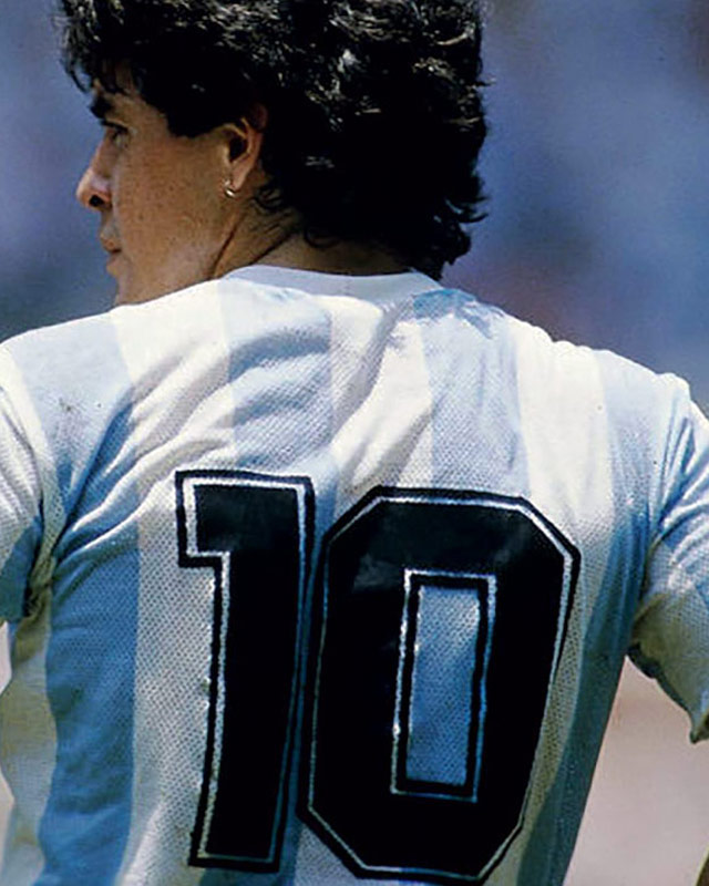 DerniersDefs's tweet photo. 🇦🇷 | Argentine

👕 | Équipementier de l'Albiceleste à l'époque, Le Coq sportif a décidé de rendre hommage à la légende Diego Armando Maradona à l'occasion des 35 ans du triomphe de 1984 avec un t-shirt réplique du mythique maillot. https://t.co/ISuii6bYTK