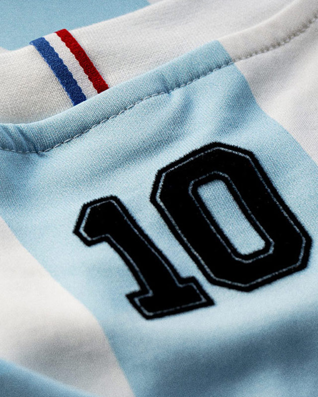 DerniersDefs's tweet photo. 🇦🇷 | Argentine

👕 | Équipementier de l'Albiceleste à l'époque, Le Coq sportif a décidé de rendre hommage à la légende Diego Armando Maradona à l'occasion des 35 ans du triomphe de 1984 avec un t-shirt réplique du mythique maillot. https://t.co/ISuii6bYTK