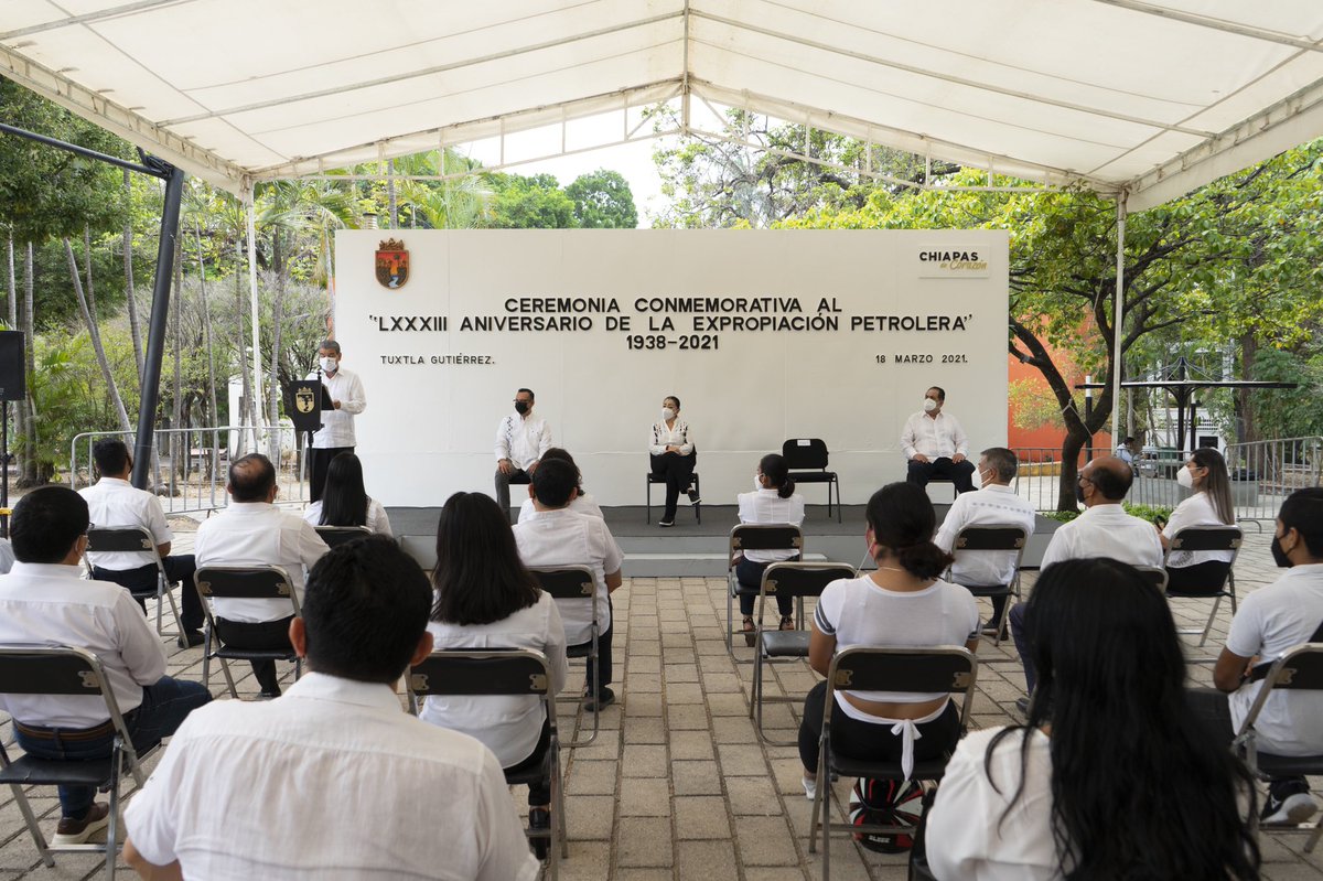 SESESPChiapas's tweet photo. La Secretaria Ejecutiva Adjunta del #SESESP Isabel Pinto Cancino, acudió en al acto cívico en conmemoración del “Aniversario de la Expropiación Petrolera”, desde la explanada de la Calzada de los Hombres Ilustres de la Revolución, de la capital del Estado. https://t.co/DZv4EIL6dN