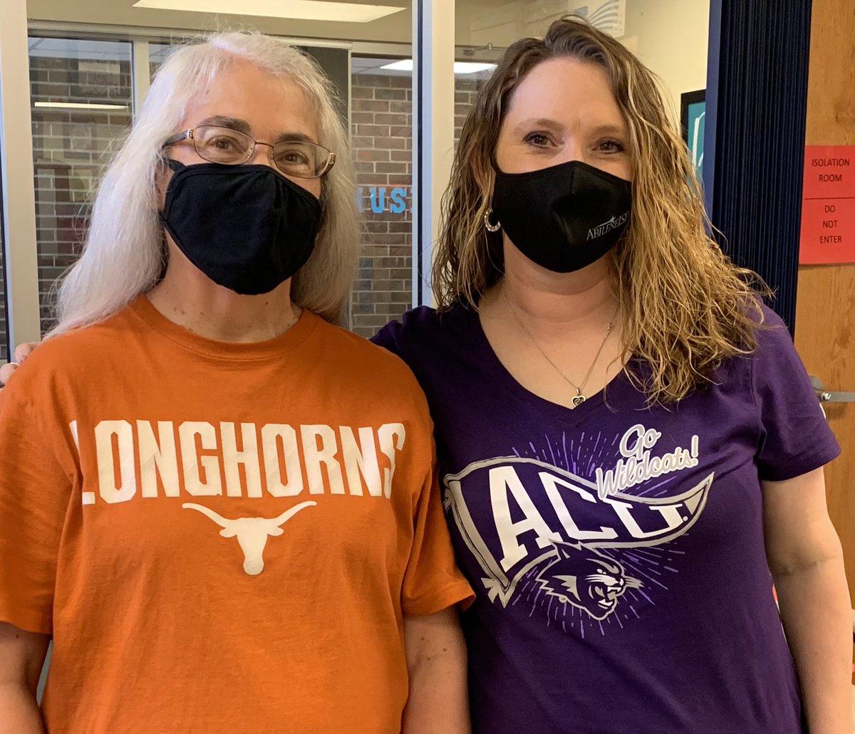 mjosselet's tweet photo. Supporting our teams! Friendly rivalry! #ComeTogetherAISD #CatsInIndy https://t.co/6EZtSgJUsB