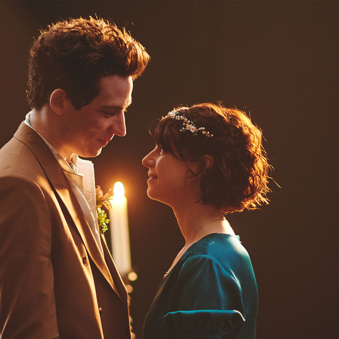 NationalTheatre's tweet photo. Only two weeks until we lay our scene in fair Verona 😍

Romeo &amp; Juliet is free to watch on Sky Arts (UK) on 4 April and on PBS (USA) on 23 April. https://t.co/1DP9oDsQAK
