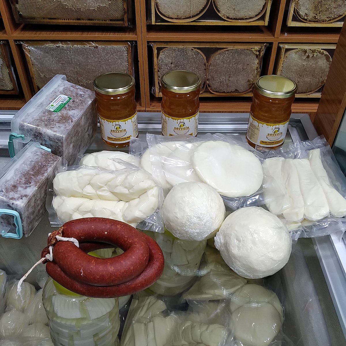 🔸️Bingöl yaylalarından geleneksel üretilen yöresel lezzetler 

🔸️doğal ve katkısız

🔸️yayla balları
🔸️tereyağı 
🔸️peynir çeşitleri 
🔸️sucuk 
🔸️kavurma