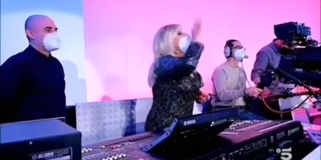 io mentre insulto il mio wi-fi ignara di tutto: #whatsappdown #instagramdown